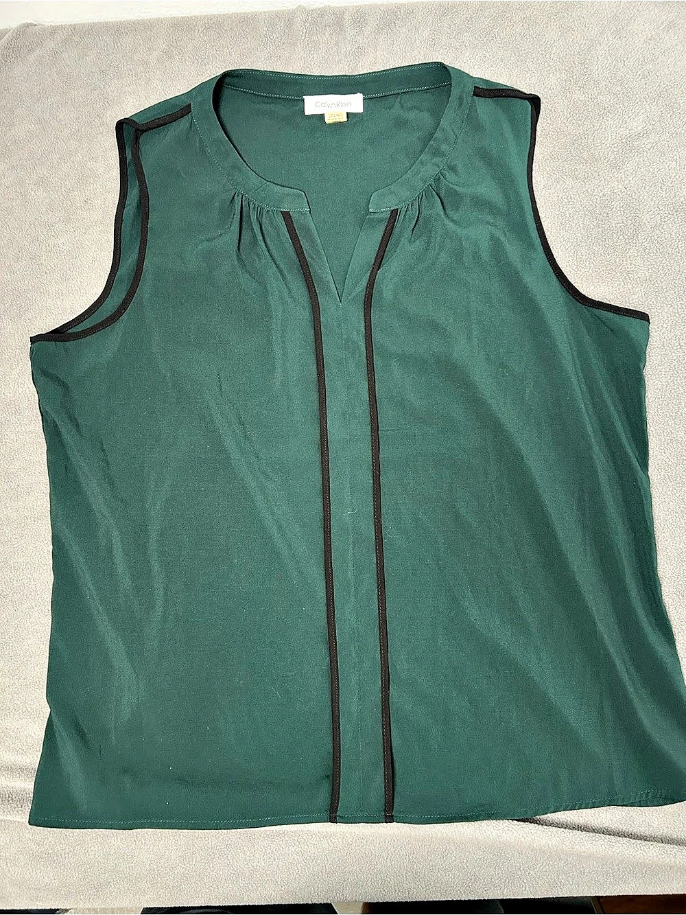Calvin Klein women’s Sleeveless Blouse in Green with black accent lines L